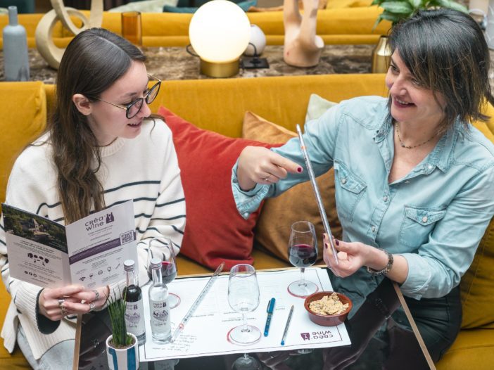 deux femmes qui boivent du vin