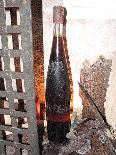 Une bouteille de vin ancienne datée de 1472, exposée dans une cave. Elle est considérée comme l'une des plus anciennes bouteilles de vin encore existantes.