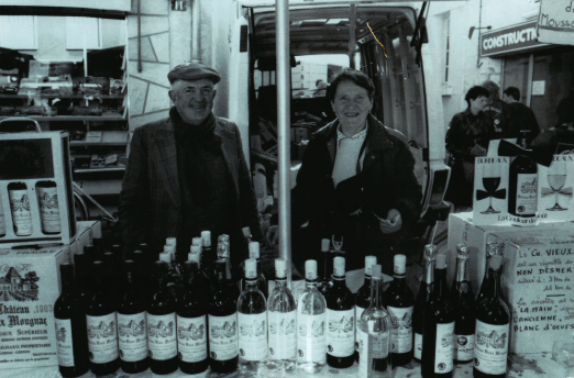 La famille du Château Vieux Mougnac, vignerons depuis cinq générations, présentant leurs vins sur un marché, symbole d'un savoir faire artisanal et d'un engagement authentique pour une viticulture respectueuse de l'environnement.