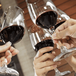 Verres de vin qui trinquent