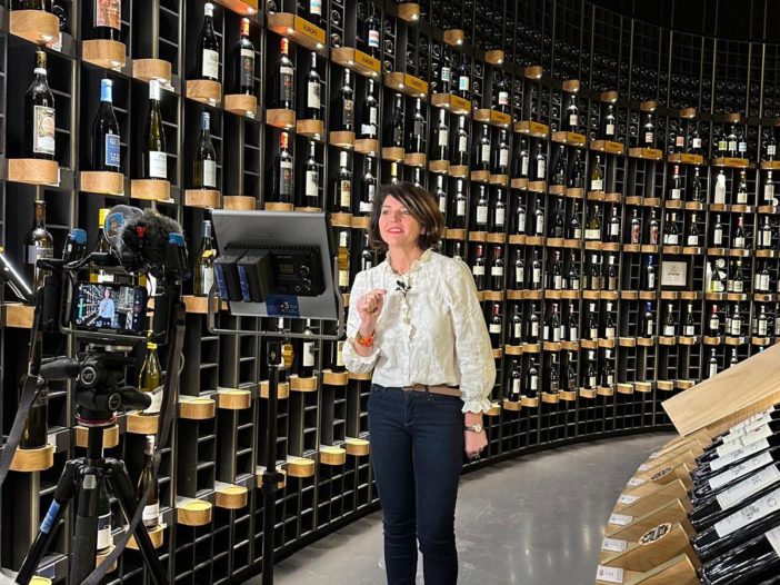 Laetitia Ouspointour, sommelière privée et œnologue, lors d’un tournage dans une cave à Bordeaux