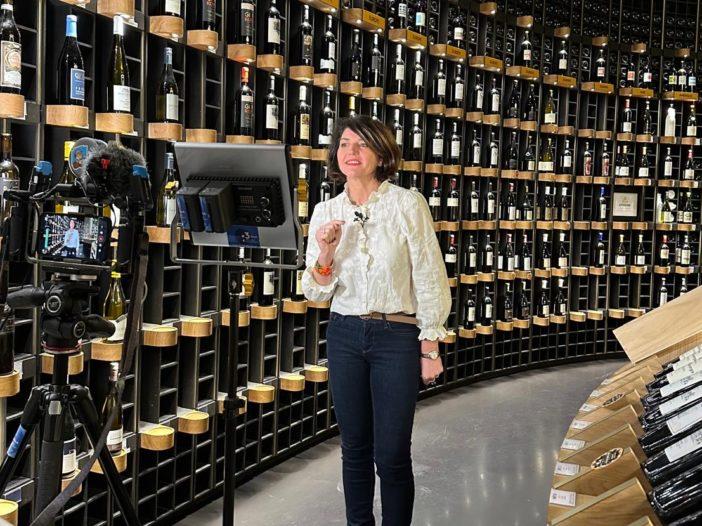 Laetitia Ouspointour, sommelière privée et œnologue, lors d’un tournage dans une cave à Bordeaux