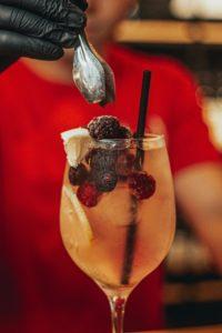 Cocktail avec des fruits rouges en apparence