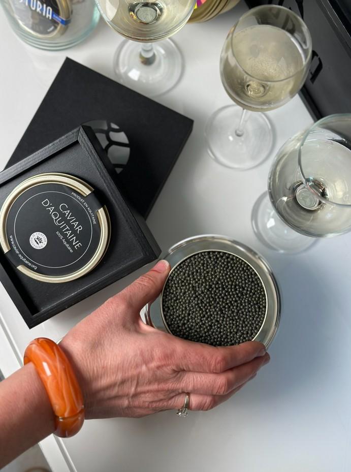 Caviar d'Aquitaine vu de haut avec une main 